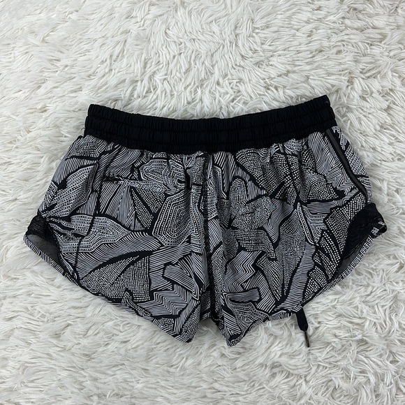 Lululemon Hotty Hot Short Dottie Tribe White Black / Black - Picture 4 of 4